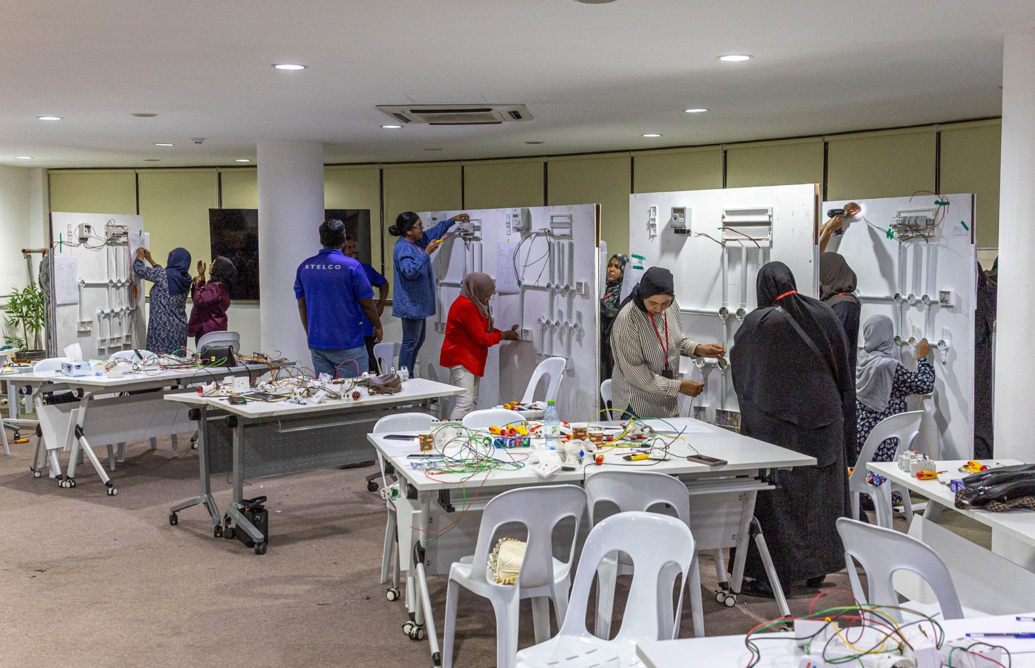 "ބިގިނާސް އިލެކްޓްރިޝަން ކޯސް ފޯ ވިމެން" ގެ ފުރަތަމަ ބެޗުގެ ބައިވެރިން ކޯހުގައި.-- ފޮޓޯ: ސްޓެލްކޯ