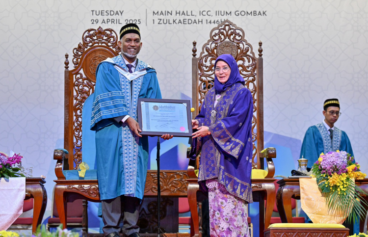 އައިއައިޔޫއެމުން ރައީސަށް އޮނަރަރީ ޑޮކްޓަރޭޓުކަން