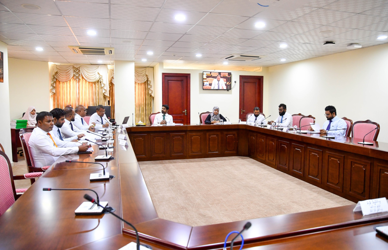 އެމްއެފްޑީއޭއާއެކު ގަވައިދު ކޮމެޓިން ބޭއްވި ބައްދަލުވުމުގައި ބައިވެރިވެވަޑައިގެންނެވި ބޭފުޅުން.-- ފޮޓޯ: މަޖިލިސް