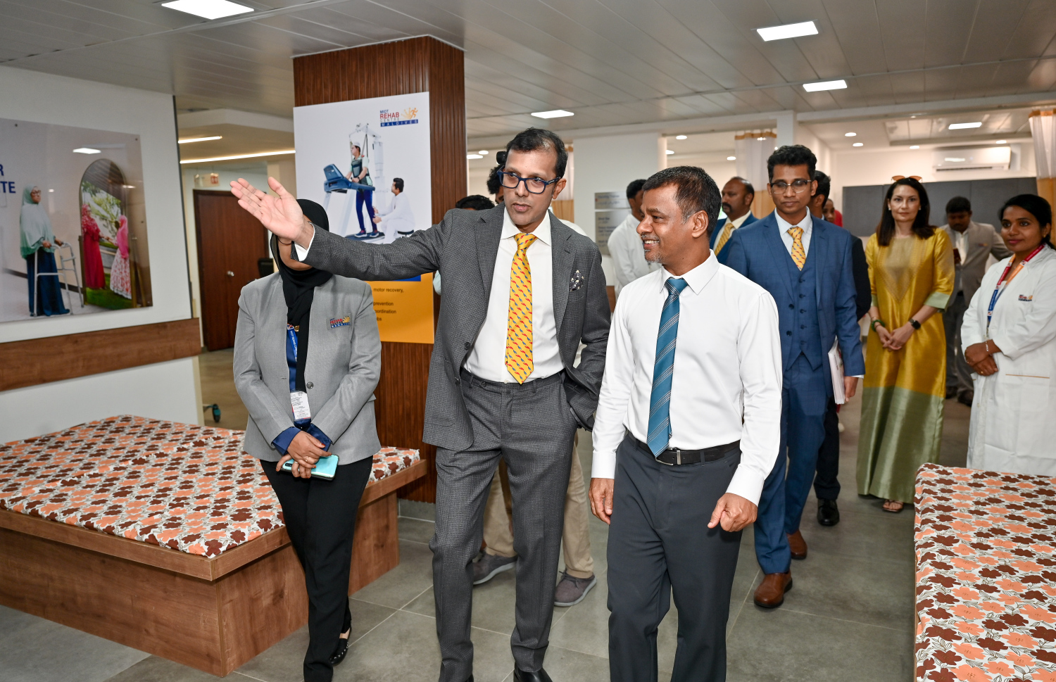 މިއޮޓް ހޮސްޕިޓަލުގެ މެނޭޖިން ޑިރެކްޓަރު ޑރ. ޕްރިތްވީ މޮހަންޑަސް ހެލްތު މިނިސްޓަރު އަބދުﷲ ނާޒިމްއަށް ރިހިބެލިޓޭޝަން ސެންޓަރު ދައްކާލަނީ. -- ފޮޓޯ: ނިޝާން އަލީ | މިހާރު