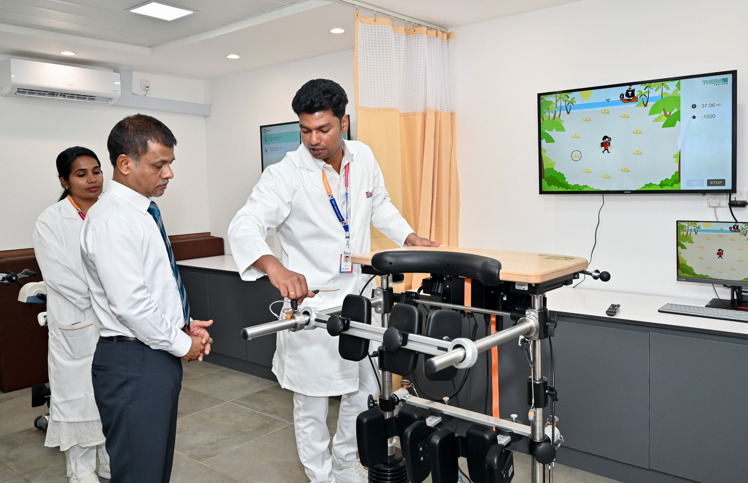 ބަލިމީހުންނަށް ފަރުވާ ދިނުމަށް ބޭނުންކުރާ މެޝިނެއް ދައްކާލަނީ. -- ފޮޓޯ: ނިޝާން އަލީ | މިހާރު