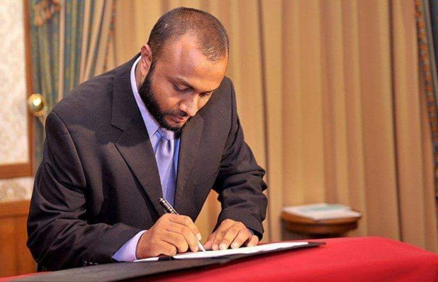 ކުރީގެ ރައީސް ވަހީދުގެ ވެރިކަމުގައި އަދާލަތު ޕާޓީގެ ސްލޮޓްގައި ކެބިނެޓަށް އައްޔަންކުރެއްވި ކަމުގެ ލިޔުމުގައި ފެބްރުއަރީ 19، 2012 ގައި ޝަހީމް ސޮއިކުރައްވަނީ