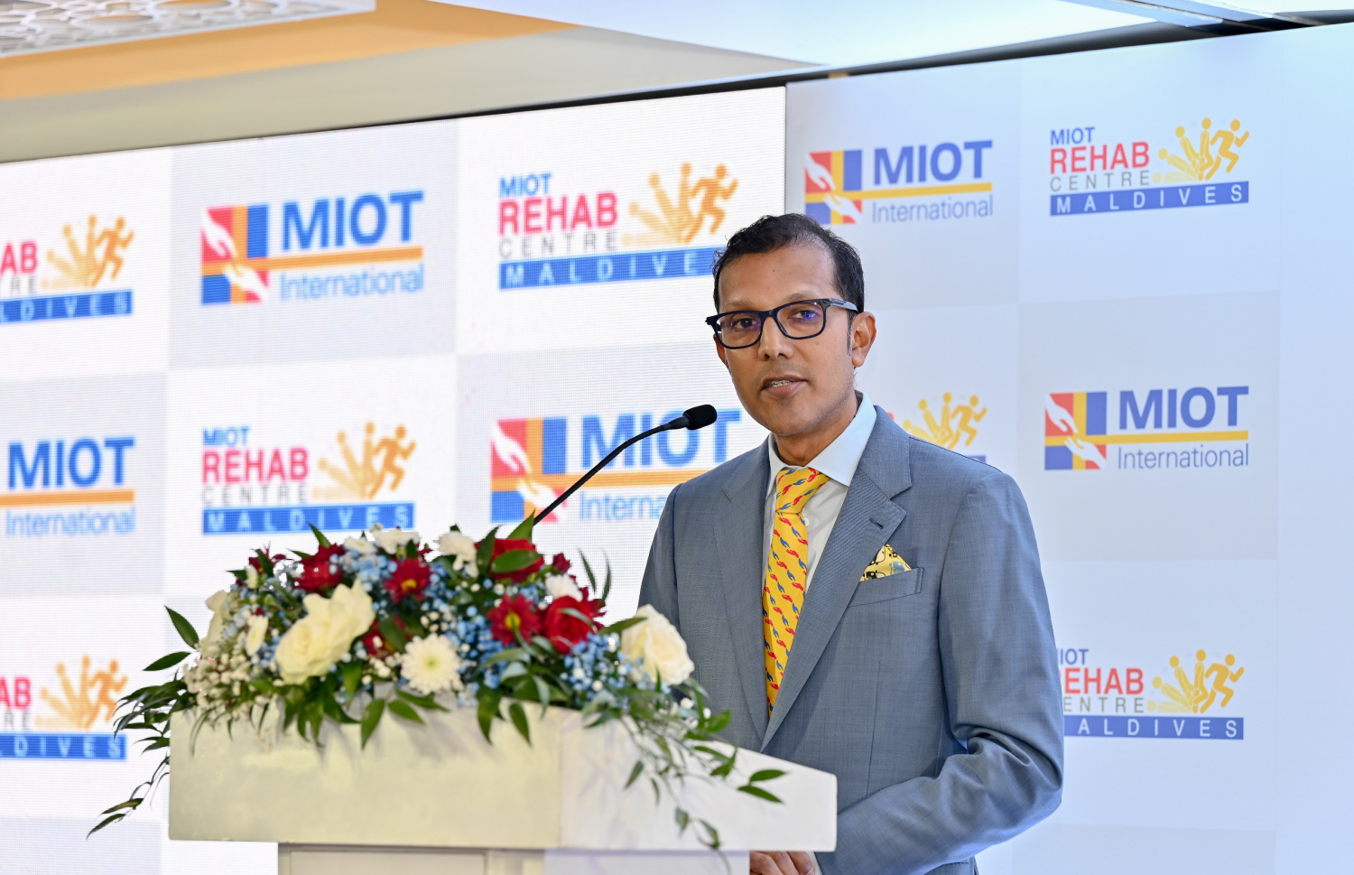 އިންޑިއާގެ ޗެންނާއީގައި ހުންނަ މަލްޓި ސެޕަޝަލްޓީ ހޮސްޕިޓަލް "މިއޮޓް"އިން ރާއްޖޭގައި ރިހެބިލިޓޭޝަން ސެންޓަރު ހުޅުވުމާއި ގުޅިގެން ރޭ ހޮޓެލް ޖެންގައި ބޭއްވި ރަސްމީ ހަފްލާގައި ހޮސްޕިޓަލުގެ މެނޭޖިން ޑިރެކްޓަރު ޑރ. ޕްރިތްވީ މޮހަންޑަސް.-- ފޮޓޯ: ނިޝާން އަލީ | މިހާރު