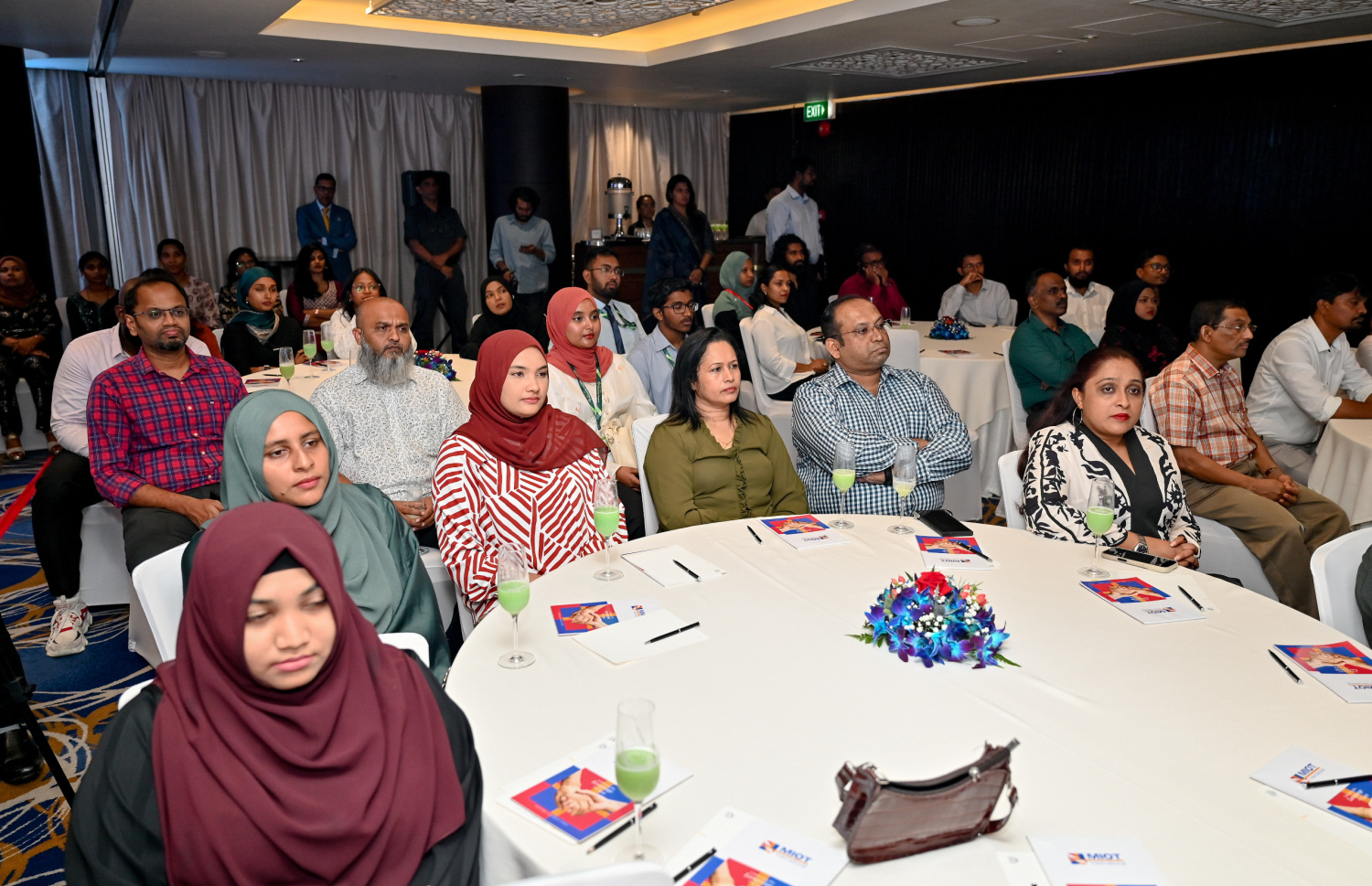 އިންޑިއާގެ ޗެންނާއީގައި ހުންނަ މަލްޓި ސެޕަޝަލްޓީ ހޮސްޕިޓަލް "މިއޮޓް"އިން ރާއްޖޭގައި ރިހެބިލިޓޭޝަން ސެންޓަރު ހުޅުވުމާއި ގުޅިގެން ރޭ ހޮޓެލް ޖެންގައި ބޭއްވި ރަސްމީ ހަފްލާ.-- ފޮޓޯ: ނިޝާން އަލީ | މިހާރު