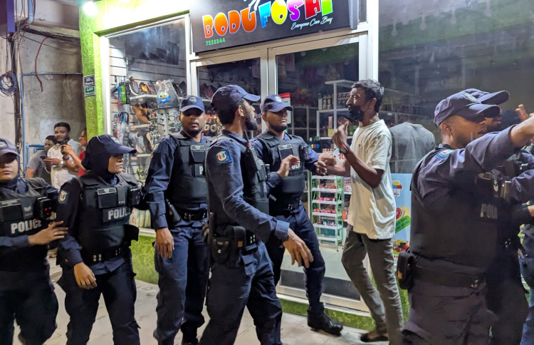 ޒުވާނުންގެ މުޒާހަރާ ރޫޅާލައި، ދެ މީހަކު ހައްޔަރު