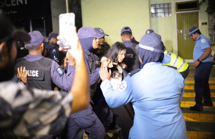 "މުޒާހަރާ ރޫޅާލީ ތައުލީމީ މަސްލަހަތަށް ރިއާޔަތްކޮށް"