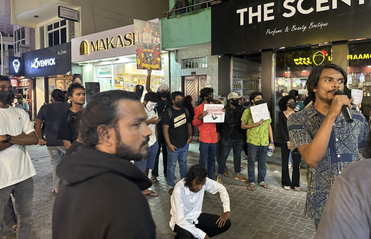 މުޒާހަރާއިން ހައްޔަރުކުރި މީހުން ދޫކޮށްލަން ގޮވާލައިފި