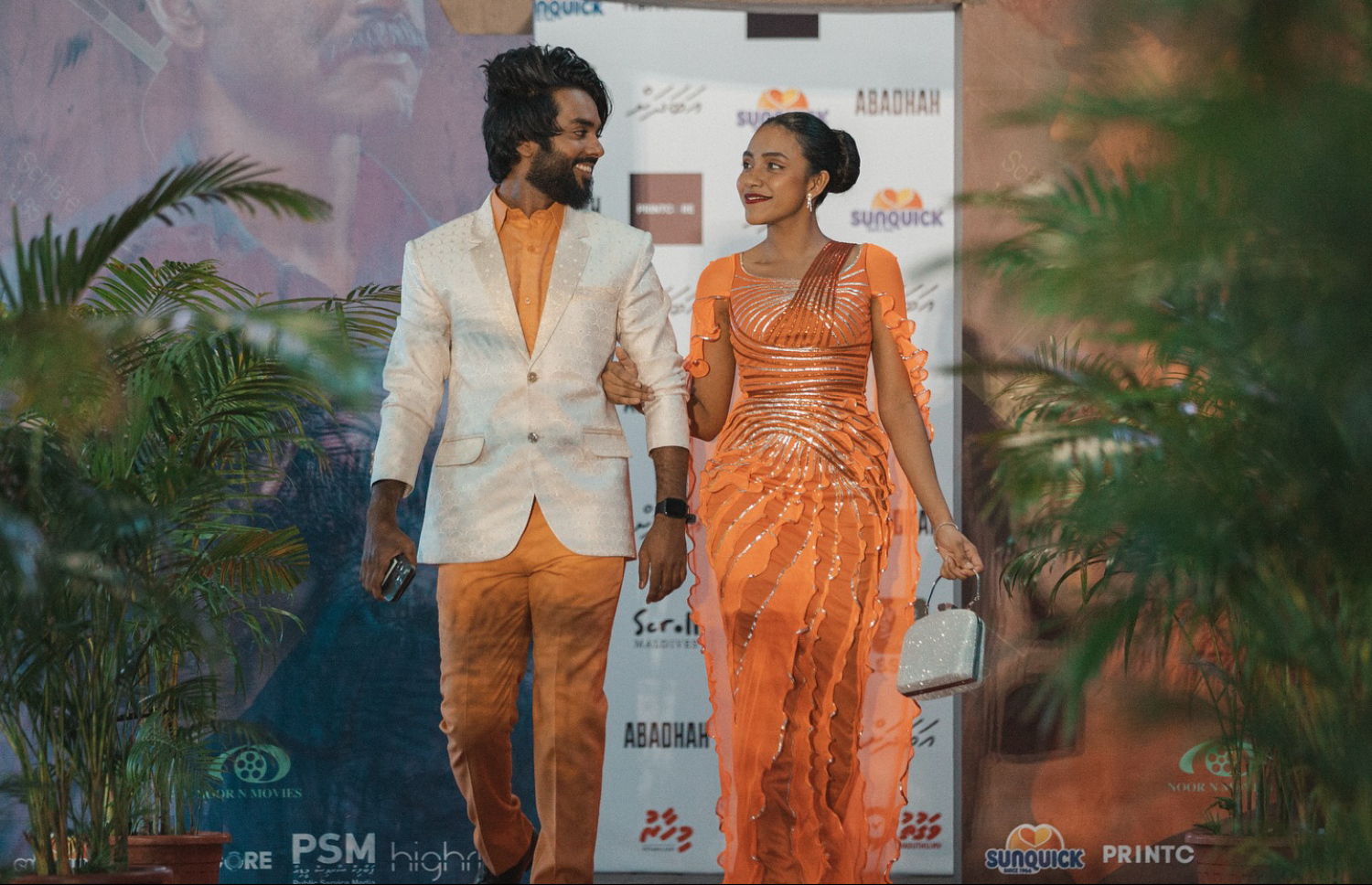 ފިލްމު "އަބަދަށް"ގެ ލީޑު އެކްޓްރެސް ވާޝިއާ މުހައްމަދު އެ ފިލްމުގެ ރެޑްކާޕެޓްގައި ބައިވެރިވަނީ -- ފޮޓޯ: ނޫރް އެން މޫވީ