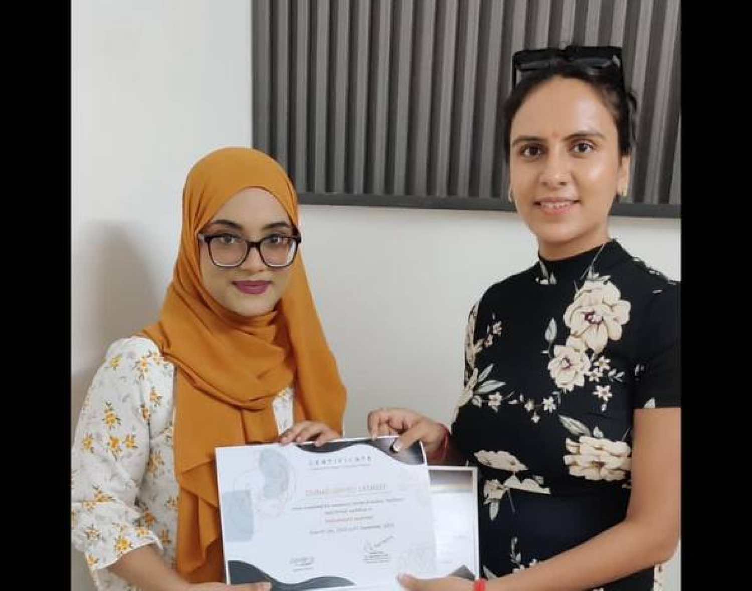 ޒައި، ޓްރެއިނިން ނިންމުމަށްފަހު ސެޓްފިކެޓް ހާސިލްކުރަނީ.