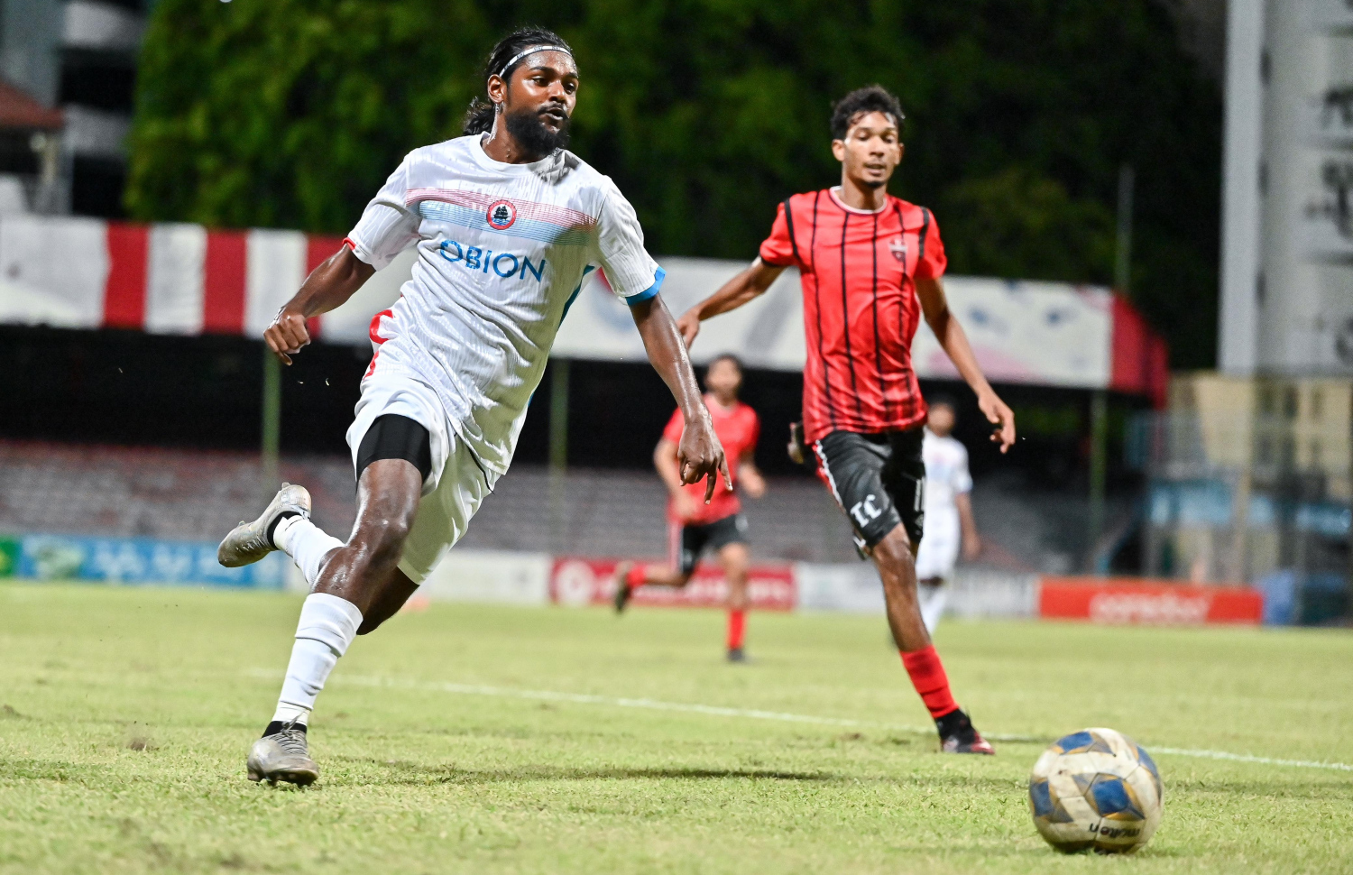 އަހަރަކަށް ވުރެ ގިނަ ދުވަސް ފަހުން އެފްއޭއެމުން ސީނިއާ ލެވަލްގައި ފެށި ފުރަތަމަ މުބާރާތް ލީގު ކަޕްގައި ޓީސީ އާއި އޮޑި ކުޅުނު މެޗުގެ ތެރެއިން؛ މެޗު އެއްވަރުވީ ލަނޑެއް ނުޖެހި --- ފޮޓޯ: ފަޔާޒު މޫސާ | މިހާރު