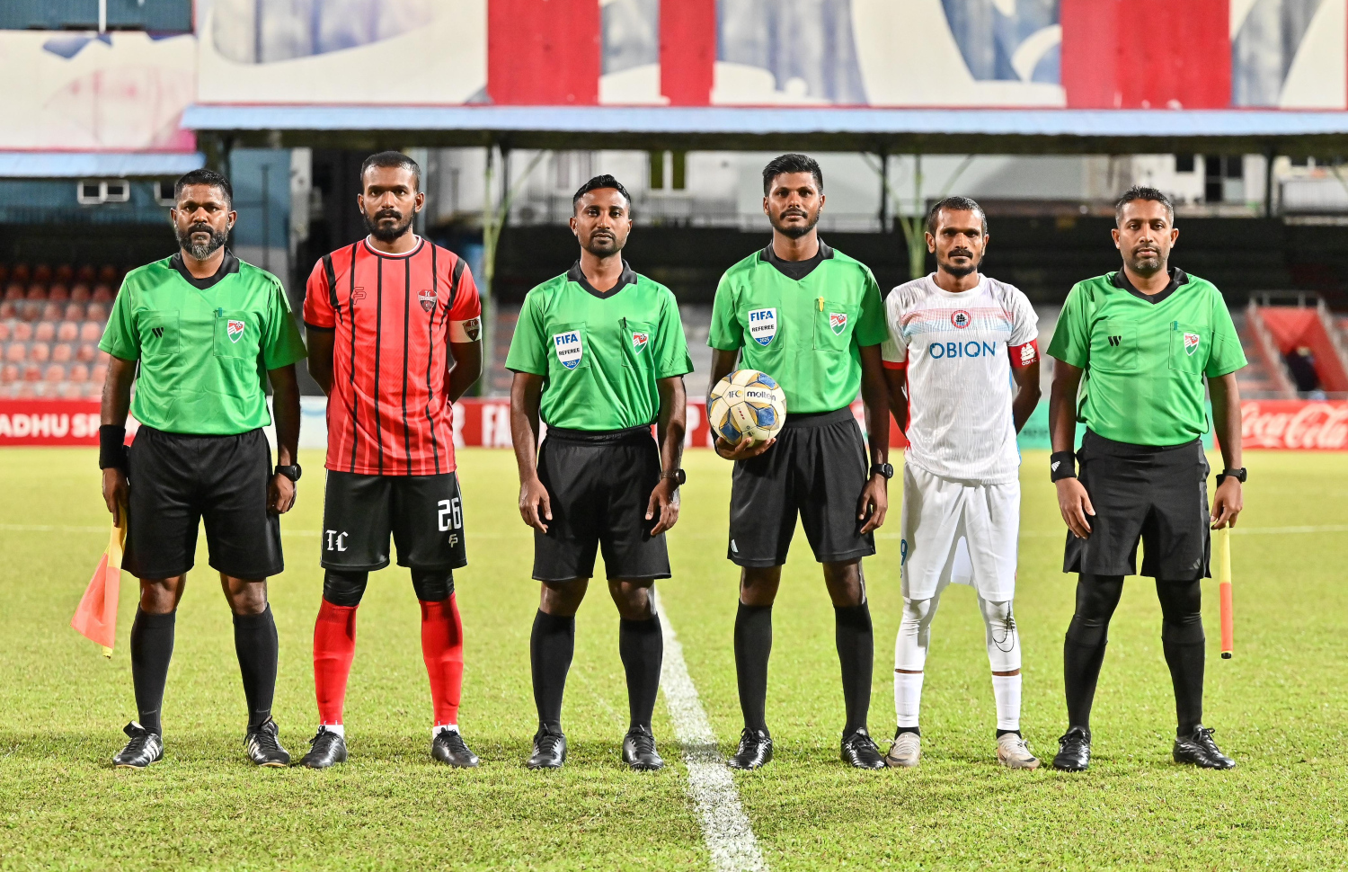 އެފްއޭއެމް ލީގު ކަޕްގެ ފުރަތަމަ މެޗުގައި ވާދަ ކުރި ޓީސީ އާއި އޮޑިގެ ކެޕްޓަނުންނާ އެކު މެޗުގެ އޮފިޝަލުން ފޮޓޯއަކަށް ހުއްޓިލައިގެން --- ފޮޓޯ: ފަޔާޒު މޫސާ | މިހާރު