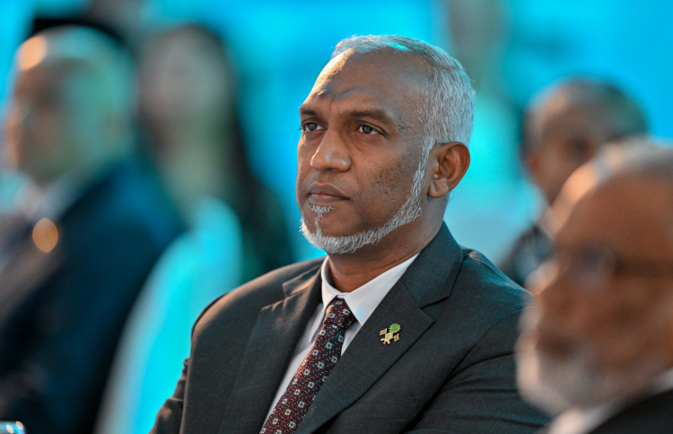 ދުންފަތާ ދެކޮޅަށް ރައީސް ކުރައްވާ މަސައްކަތަށް އެވޯޑެއް