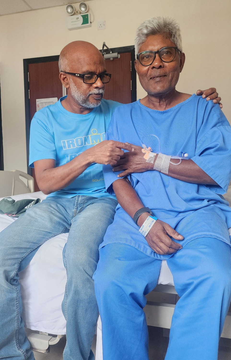 ބޮޑު ހީނާ ހޮސްޕިޓަލުގެ ވޯޑްގައި، އޭނާ ކައިރިއަށް ކުރީގެ ދުވުންތެރިޔާ ކުޑަ ހުސައިން ޒިޔާރަތް ކުރުމަށް ފަހު --- ފޮޓޯ: ކުޑަހުސެން ފޭސްބްކް ޕޭޖް