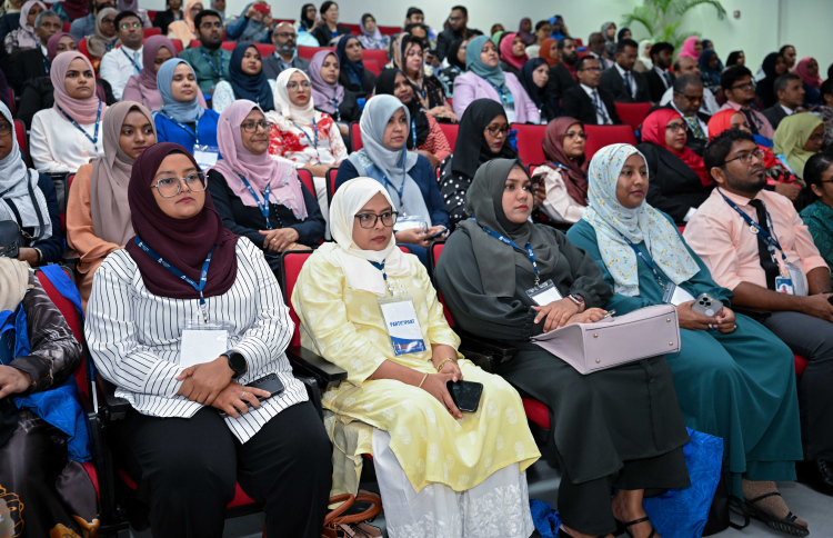 ފުރަތަމަ ސްޓޫޑަންޓް ރިސާޗް ސިމްޕޯޒިއަމް އޯގަސްޓު މަހު