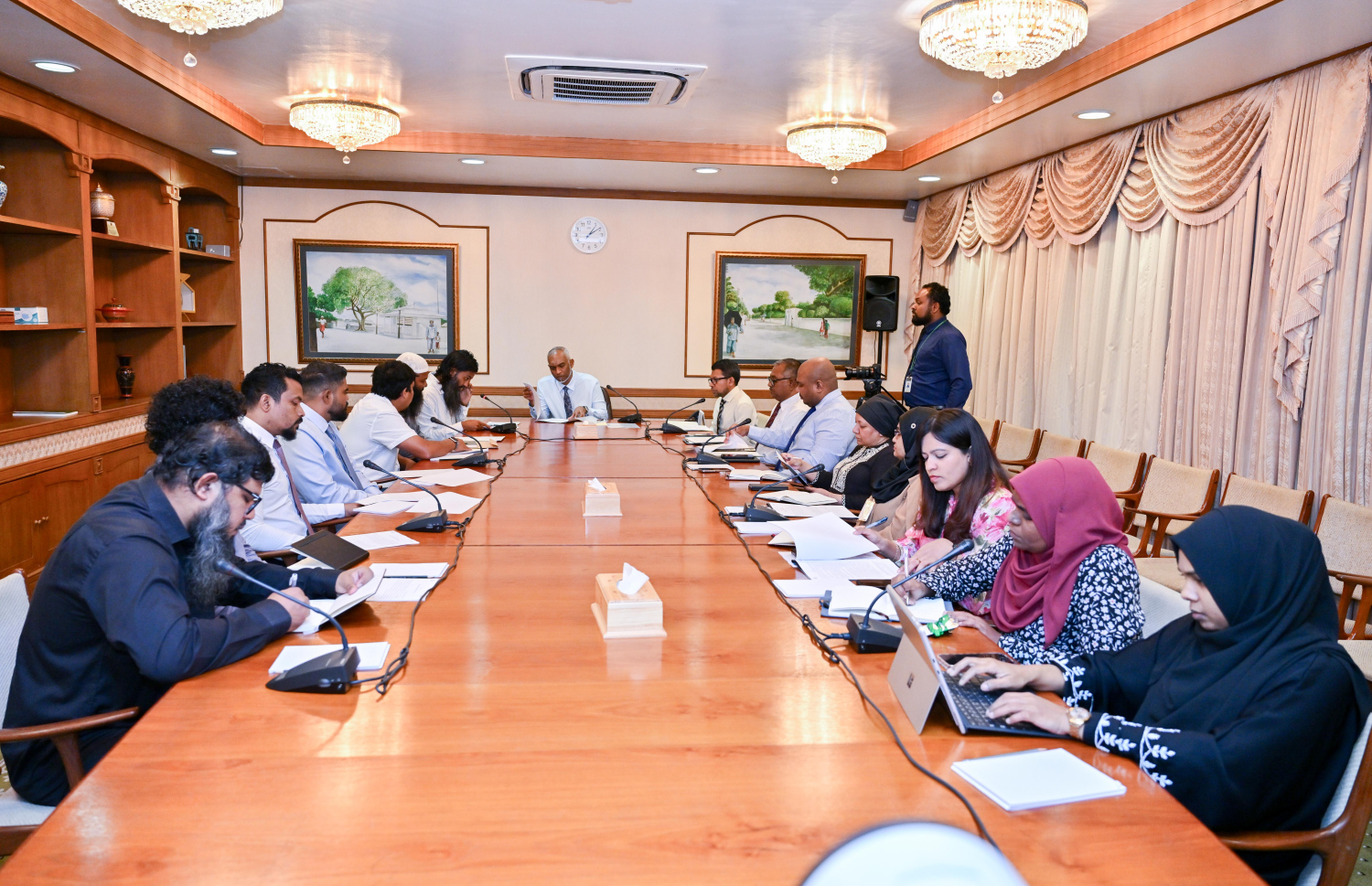 "ވާނުވާ ބަންދުގައި" ތިބި މީހުންގެ ހައްގުގައި ވަކާލާތުކުރާ މީހުންނާއި ރައީސް ޑރ. މުހައްމަދު މުއިއްޒު ބައްދަލުކުރެއްވުން.-- ފޮޓޯ: ރައީސް އޮފީސް