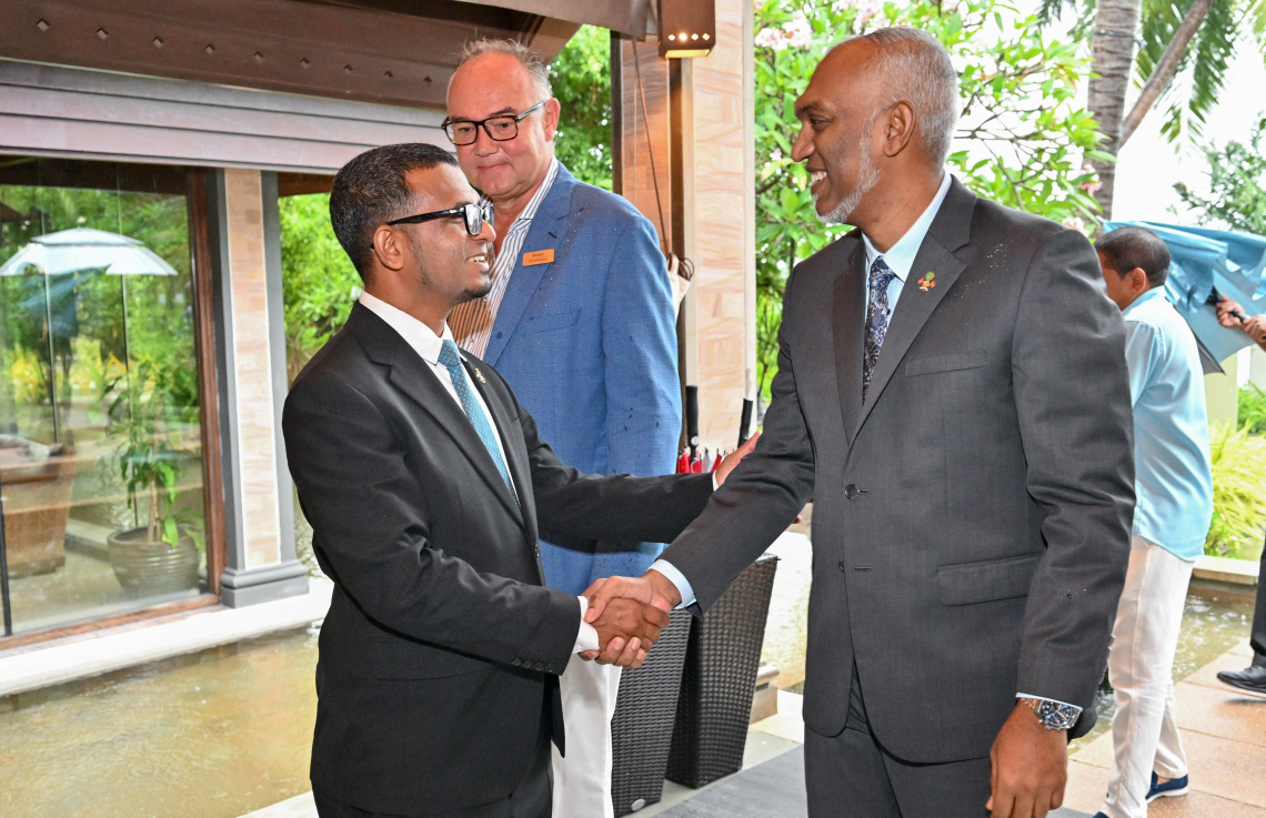 "މޯލްޑިވްސް ސޯޝަލް އިސްލާމިކް ފައިނޭންސް އިނީޝިއޭޓިވް (މިފްސީ)" ގެ ނަމުގައި ފެށި މަޝްރޫއު އިފްތިތާހުކޮއްދެއްވުމަށް ރައީސް ޑރ މުއިއްޒު ކުރުނބާ މޯލްޑިވްސްއަށް ވަޑައިގަތުމުން ގަވަރުނަރު އަހުމަދު މުނައްވަރު މަރުހަބާ ދައްނަވަނީ -- ފޮޓޯ: ރައީސް އޮފީސް