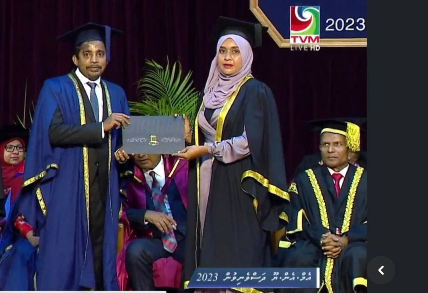 އަޒްކާ، ނާސިންގެ ޑިގްރީ ސެޓްފިކެޓް ހާސިލްކުރަނީ.