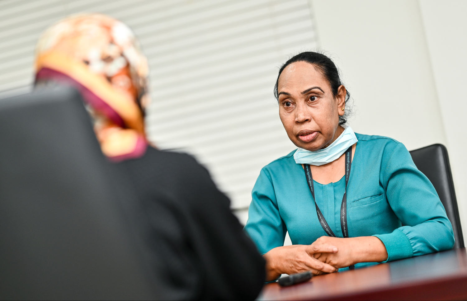 އައިޖީއެމްއެޗަށް އެންމެ ފުރަތަމަ ގުޅުނު ނަރުހުންގެ ތެރޭގައި ހިމެނޭ ރައުފިއްޔާ "މިހާރު"އަށް އިއްޔެ އިންޓަވިއު ދެނީ.-- ފޮޓޯ: ފަޔާޒު މޫސާ/ މިހާރު