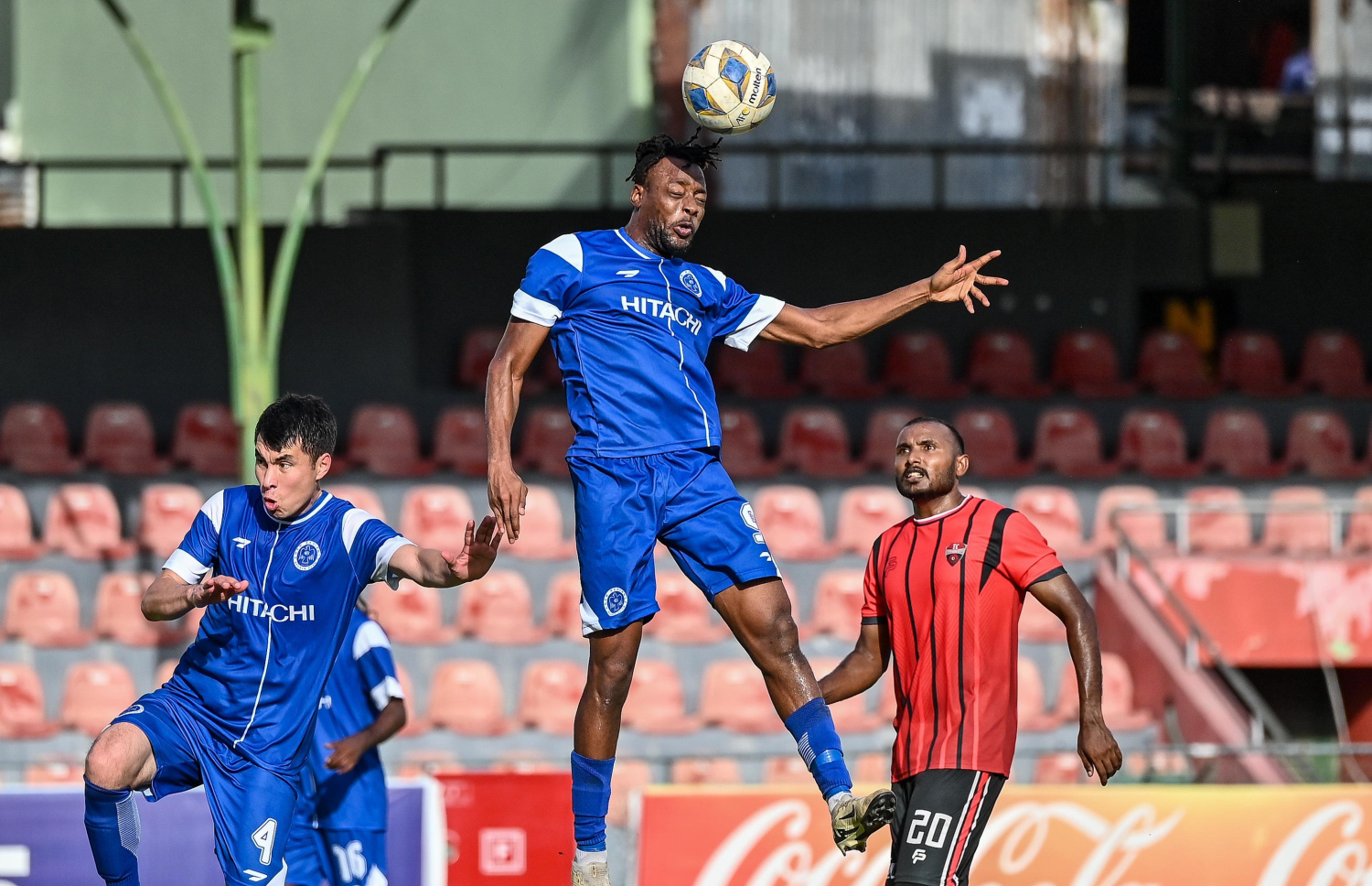 ނިއުގެ ރަފީގް (މ) ބޯޅަ ބޮލުން ކޮންޓްރޯލްކުރާއިރު ޓީސީގެ އީނާޒް ސަމާލުވެގެން. -- ފޮޓޯ: ފަޔާޒް މޫސާ/ މިހާރު