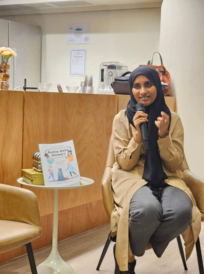 އާއިޝާ، އޭނާގެ ފޮތާ ގުޅޭގޮތުން ވާހަކަދައްކަނީ.