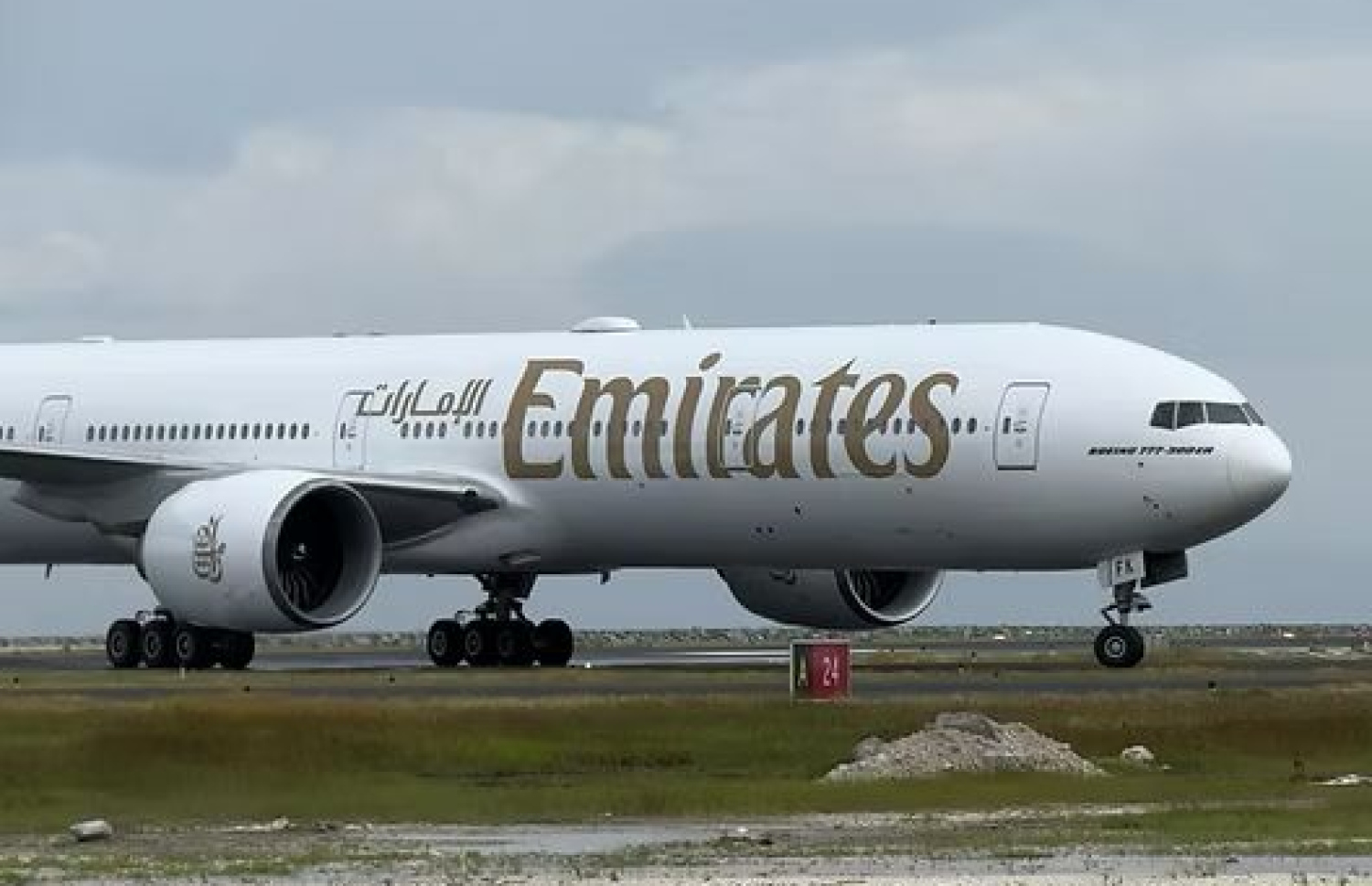 އެމިރެޓްސްގެ ބޮއިންގް 777 ބޯޓެއް މާފަރު އެއާޕޯޓަށް ޖައްސާފައި--- ފޮޓޯ: އޭވިއޭޓާސް މޯލްޑިވްސް