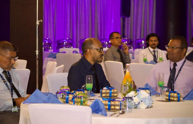 އެލައިޑަށް 40 އަހަރު ފުރުން ކަސްޓަމަރުންނާ އެކު