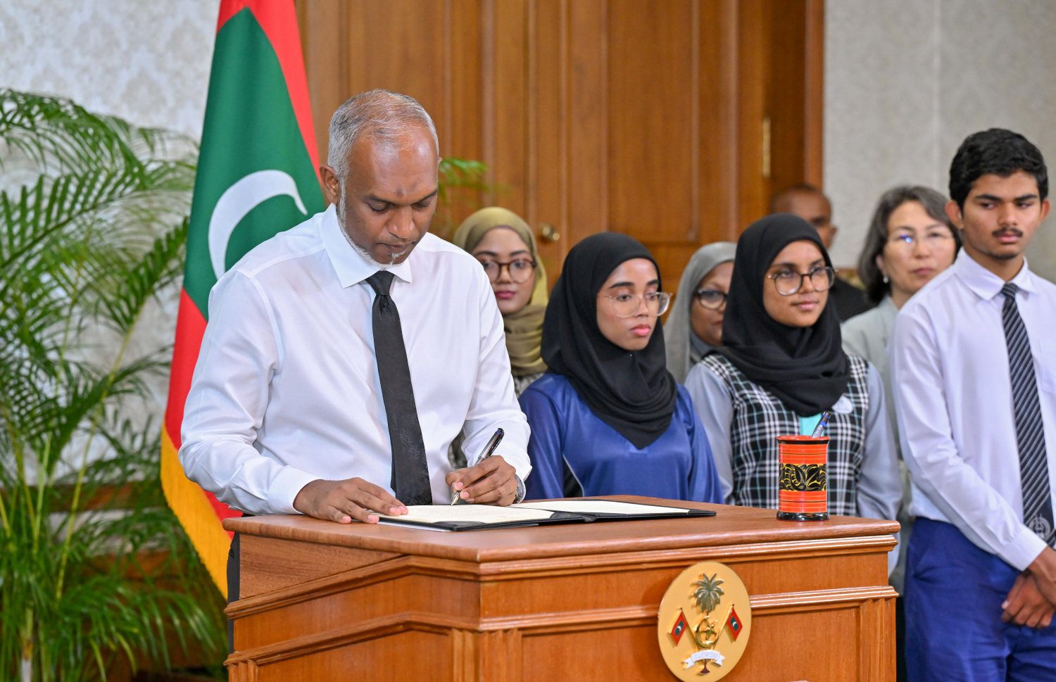 ދުންފަތް ކޮންޓްރޯލް ކުރުމާ ބެހޭ ބިލް ރައީސް މުއިއްޒު މިއަދު ތަސްދީގު ކުރައްވަނީ.--- ފޮޓޯ: ރައީސް އޮފީސް