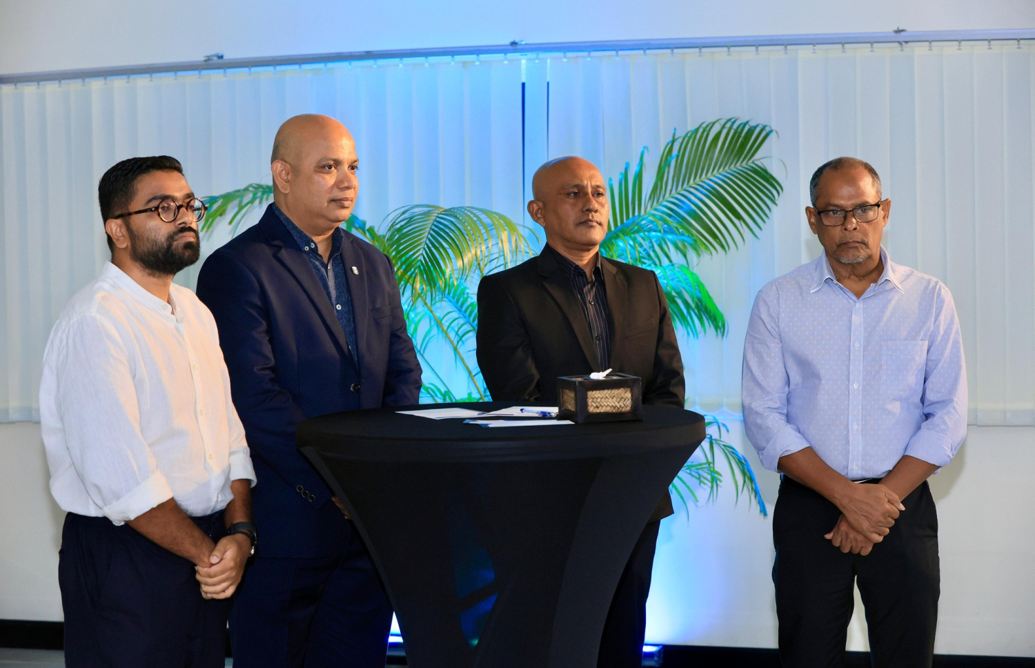 ފުލުހުން ރޭ ބޭއްވި ރިސެޕްޝަންގައި، ނޫސްވެރިންނާއެކު ދެ ޑީސީޕީން ކަމަށްވާ ނަވީން އަދި ފަރުހާދު ބައިވެރިވެވަޑައިގަންނަވަނީ.-- ފޮޓޯ: ޕޮލިސް