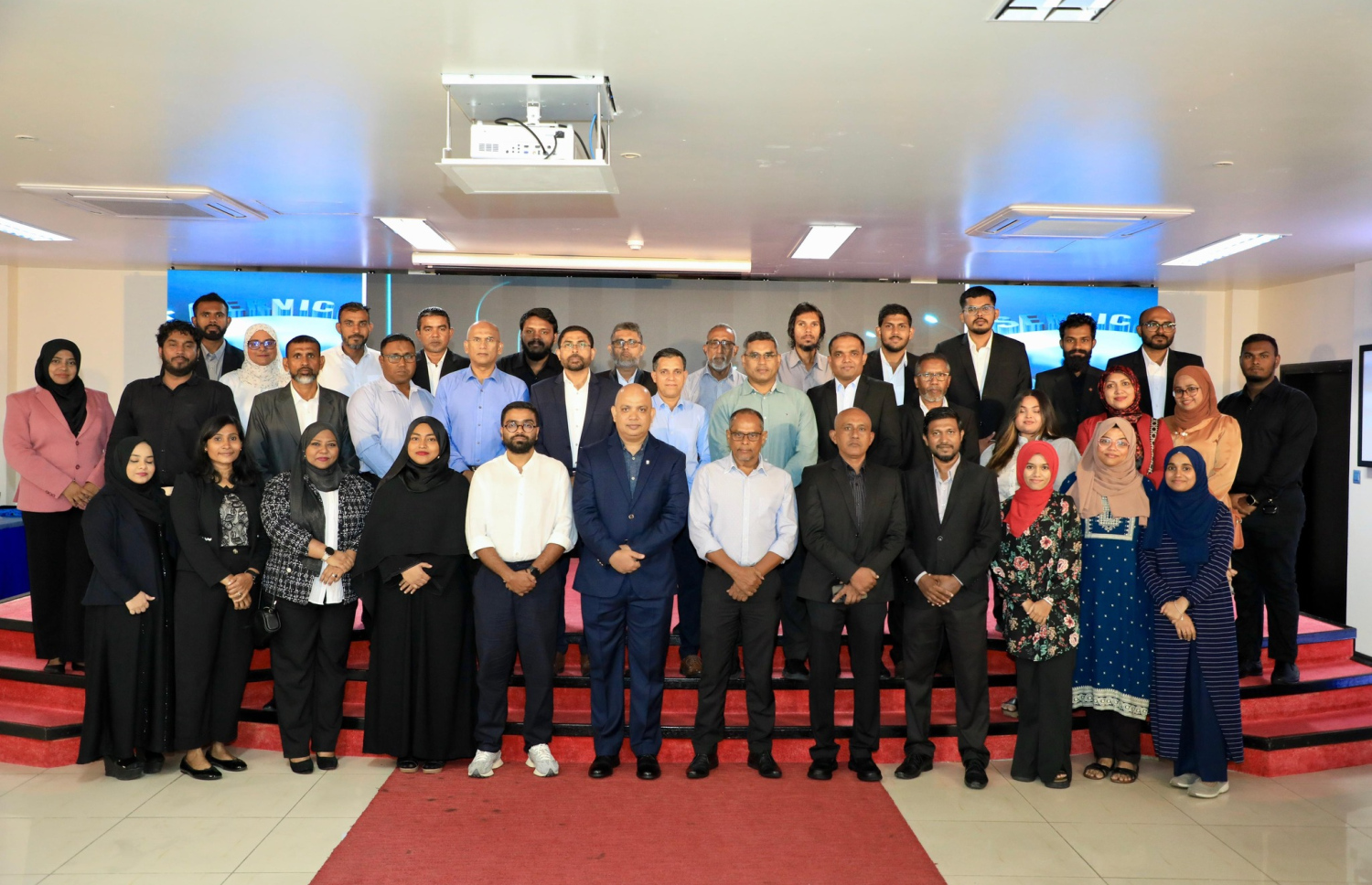 އިސްކަންދަރުކޮށީގައި ރޭ ބޭއްވި ރިސެޕްޝަންގައި ފުލުހުންގެ އިސްވެރިންނާއި ނޫސްވެރިން ބައިވެރިވެވަޑައިގަންނަވަނީ.-- ފޮޓޯ: ޕޮލިސް