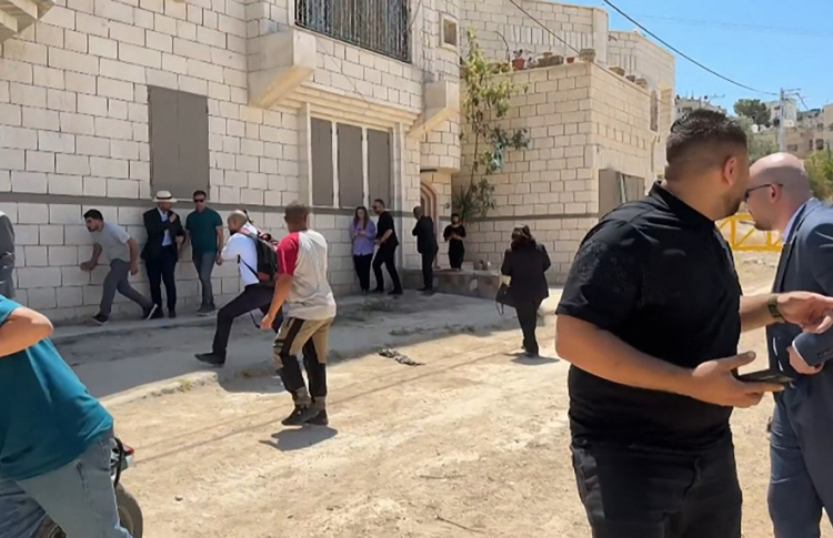 ޑިޕްލޮމެޓުންގެ ޓީމަކާ ދިމާލަށް އިޒްރޭލުން ބަޑިޖަހައިފި