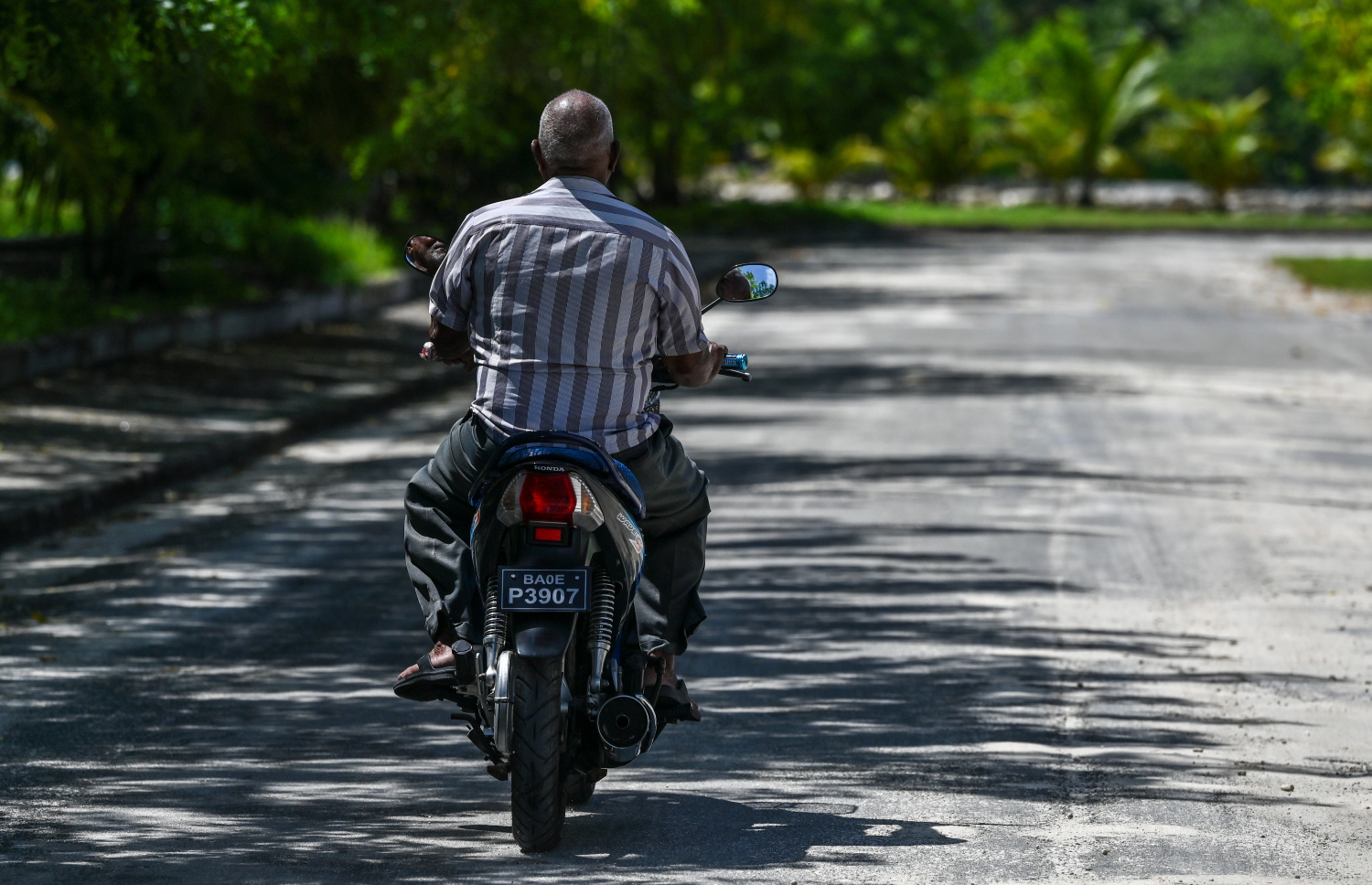 ބޮޑެތި ވަޅުގަނޑުތައް ހެދި، ވީރާނާވަމުންދާ އައްޑޫ ލިންކު ރޯޑުން މީހަކު ސައިކަލްގައި ދަނީ.---ފޮޓޯ: ފަޔާޒު މޫސާ| މިހާރު