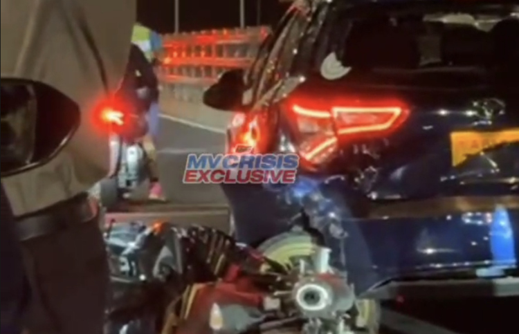 ހުއްޓިފައި އޮތް ކާރަކާ ހެދި ނުރައްކާތެރި އެކްސިޑެންޓެއް