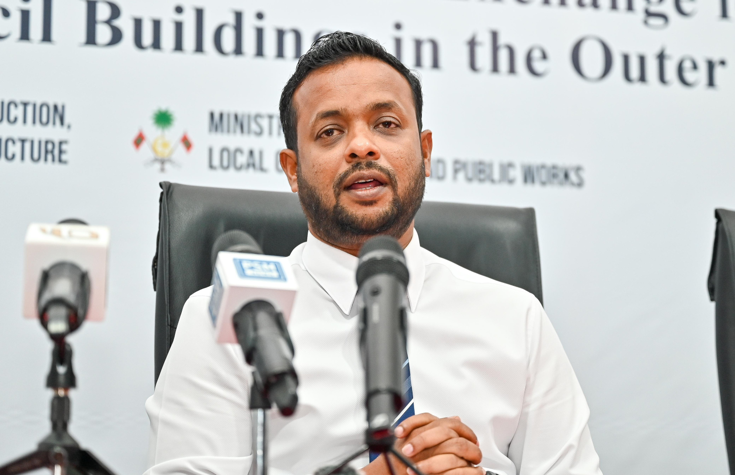 ޗައިނާ ސަރުކާރުގެ އެހީގައި 50 ކައުންސިލް އިމާރާތް އެޅުމުގެ ލެޓާ އޮފް އެކްސްޗޭންޖުގައި ސޮއި ކުރަން ބޭއްވި ރަސްމިއްުޔާތުގައި ހައުސިން މިނިސްޓަރު ވާހަކަ ދައްކަވަނީ.-- ފޮޓޯ: ފަޔާޒު މޫސާ | މިހާރު