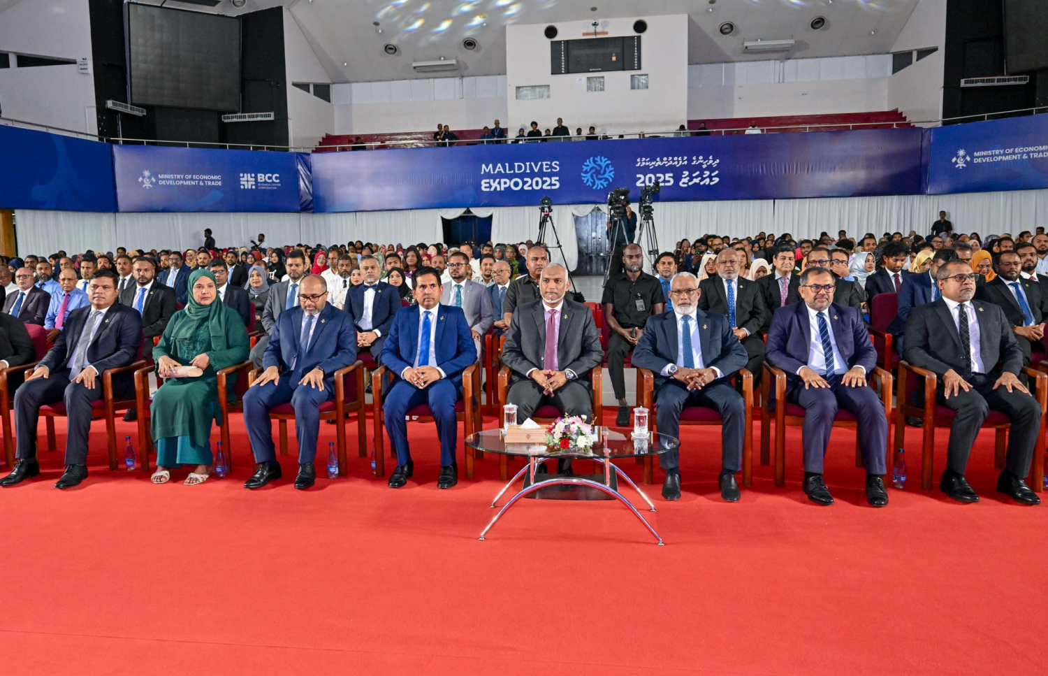 ދިވެހި އުފެއްދުންތެރިކަމުގެ މައުރަޒަށް ހުށަހެޅި އުފެއްދުންތަކުގެ ތެރެއިން ވަނަތަކަށް ހޮވުނު ފަރާތްތަކަށް އެވޯޑު ދިނުމަށް މިރޭ ބޭއްވި ރަސްމިއްޔާތުގައި ރައީސް މުއިއްޒާއި ރައްޔިތުންގެ މަޖިލިހުގެ ރައީސް އަބްދުއްރަަހީމް އަދި ދައުލަތުގެ އެހެން ބައެއް ވެރިން ބައިވެރިވެވަޑައިގަންނަވަނީ.--- ފޮޓޯ: ރައީސް އޮފީސް