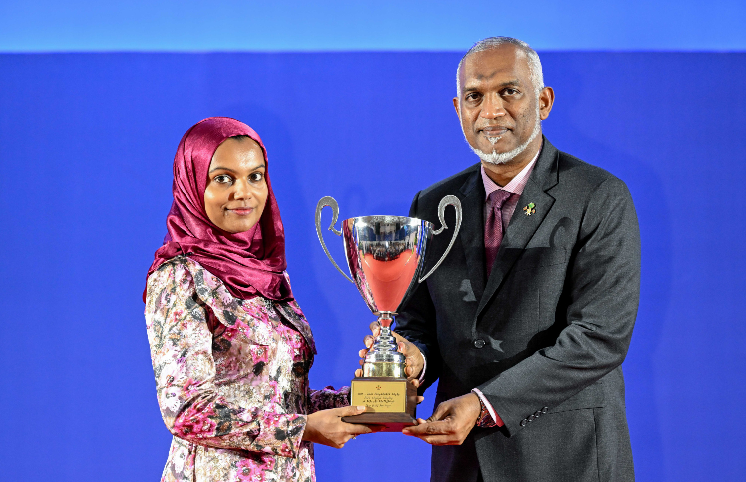 ދިވެހި އުފެއްދުންތެރިކަމުގެ މައުރަޒުގައި ރަން ވަނައެއް ހޯދި މީހަކަށް ރައީސް މުއިއްޒު މިރޭ އިނާމު ހަވާލުކޮށް ދެއްވަނީ.---ފޮޓޯ: ރައީސް އޮފީސް