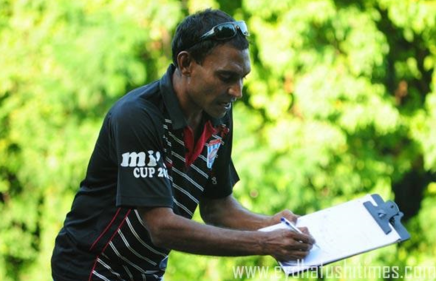 ބައްޓޭ: އޭނާ އަށް ދެއްކި ފުރަތަމަ ރީނދޫކާޑު ރެފްރީ ނޯޓުކޮށްފައި އޮތީ ސިލާޗީ އަށް ދެއްކި ކަމަށް.