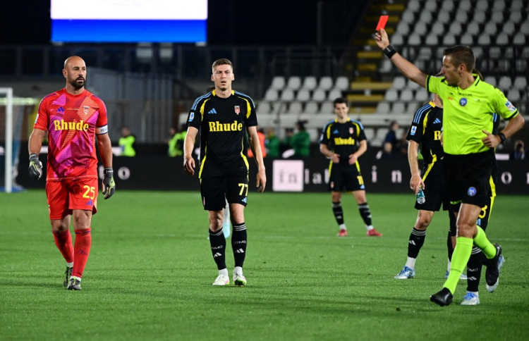 ރެއިނާގެ ރިޓަޔާމަންޓް މެޗުގައި ރަތްކާޑެއް