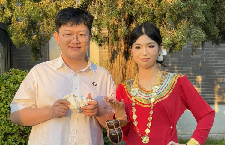 ދިވެހި ކިޔަވާ ޗައިނާގެ ޒުވާނުން ދިވެހި ހެދުމުގައި