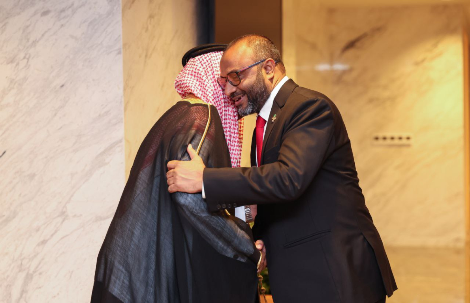 މައްކާ ރޫޓް އިނިޝިއޭޓިވް ކޮމިޓީގެ ޗެއާމަން އަދި ސައޫދީގެ ފޮރިން މިނިސްޓަރުގެ އެޑްވައިޒަރު ލެފްޓިނެންޓް ޖެނެރަލް ސުލައިމާން ބިން އަބްދުލް އަޒީޒު އަލްޔަހްޔާ އަށް މިނިސްޓަރު ޝަހީމް މިރޭ މަރުހަބާ ދަންނަވަނީ.---ފޮޓޯ: އިސްލާމިކް މިނިސްޓްރީ