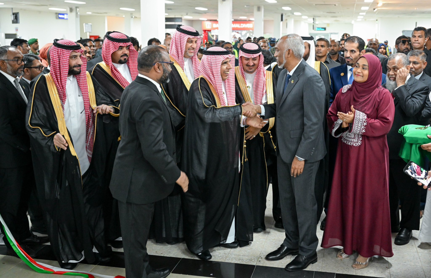 މައްކާ ރޫޓް އިނީޝިއޭޓިވް އިފްތިތާހު ކުރުމަށް ބޭއްވި ރަސްމިއްޔާތުގައި ރައީސް ޑރ. މުހައްމަދު މުއިއްޒުގެ ދެކަނބަލުންނާއި ސައުދީގެ އިސް ބޭފުޅުން ބައިވެރިވަނީ.-- ފޮޓޯ: ރައީސް އޮފީސް