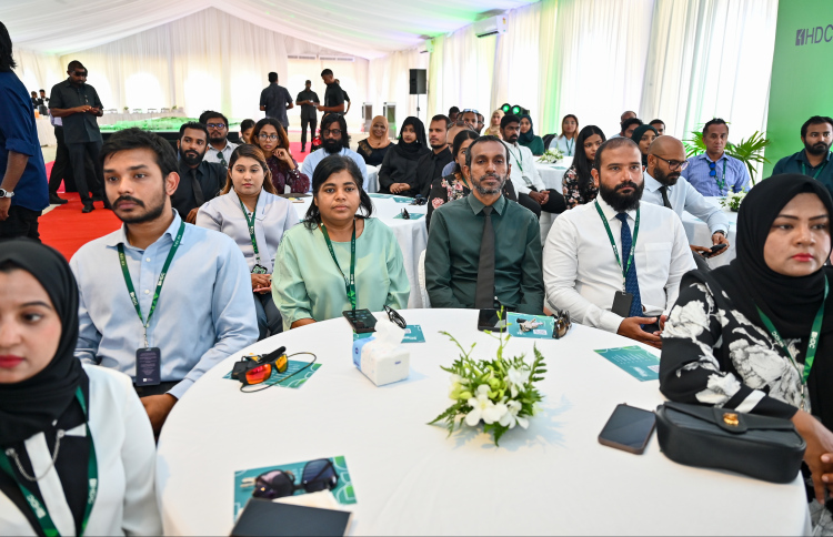 އެޗްޑީސީގެ ބައެއް މުވައްޒަފުން އެ ކުންފުނީގެ ރަސްމިއްޔާތެއްގައި ބައިވެރިވަނީ: މިދިޔަ އަހަރަށް ވުރެ މި އަހަރުގެ ބޯނަސް އިތުރު.---ފައިލް ފޮޓޯ: ފަޔާޒު މޫސާ| މިހާރު