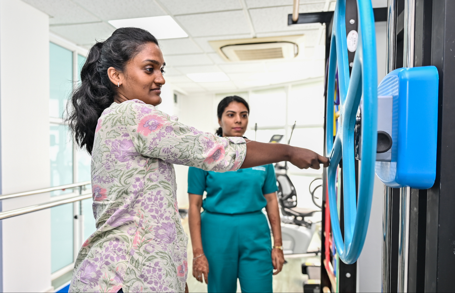 ޕޭޝަންޓަކު ފިޒިއޯތެރަޕީ ހޯދަނީ. އެ ކްލިނިކުން ކޮންމެ ޕޭޝަންޓަކަށް ވެސް ޕާސަނަލައިޑް ފިޒިއޯތެރަޕީ ޕްލޭނެއް ދޭ -- ފޮޓޯ: ފަޔާޒް މޫސާ / މިހާރު