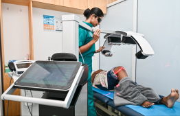 ލޭޒާ ތެރަޕީގެ ހިދުމަތް ހޯދަނީ -- ފޮޓޯ: ފަޔާޒް މޫސާ / މިހާރު