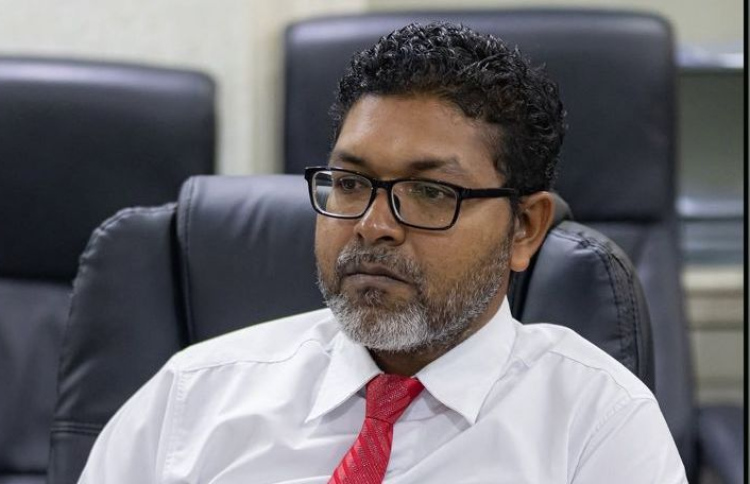 އިސްތިއުނާފް ބެންޗްގައި އަމުރު ނެރުއްވި ފަނޑިޔާރު