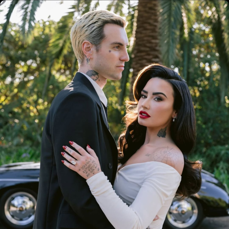 ޑެމީ ލޮވާޓޯ ކެނެޑާގެ ލަވަކިޔުންތެރިޔަކާ ކައިވެނިކޮށްފި