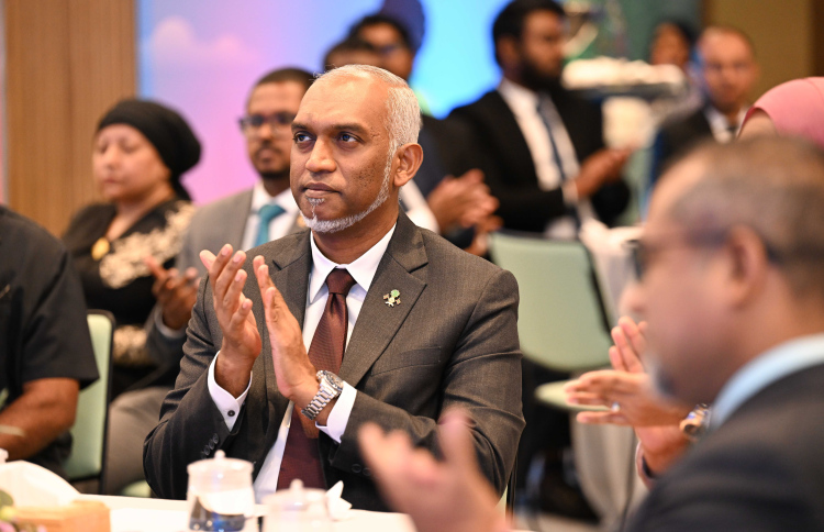 އައިނު ހައްދަން އާސަންދައިން 2000ރ. ދެނީ