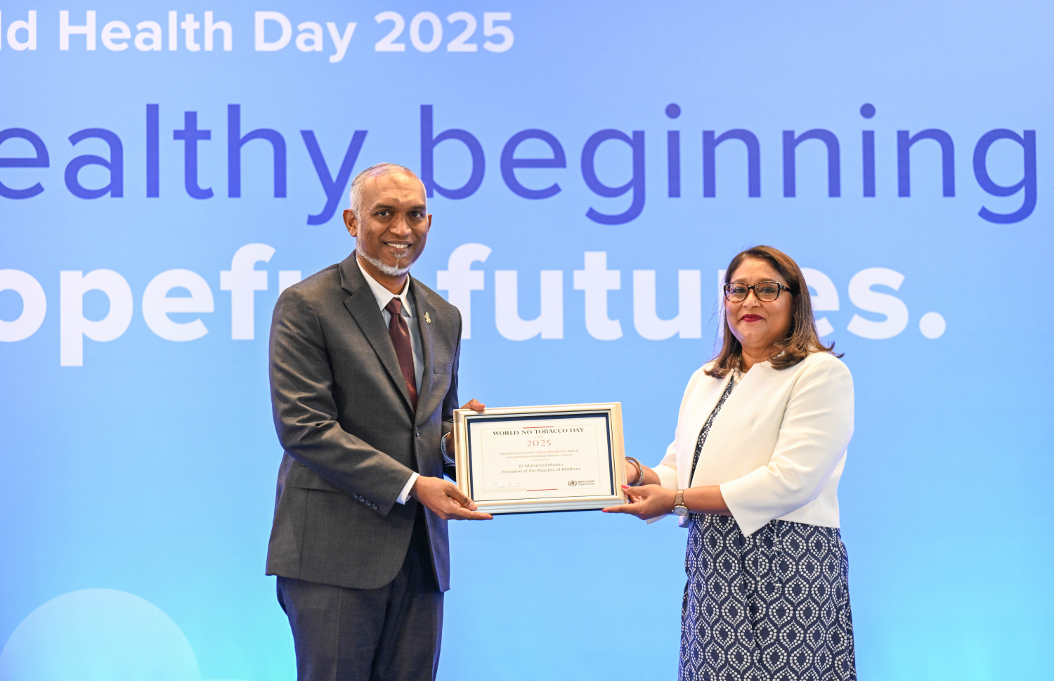 ޑަބްލިއުއެޗްއޯގެ ޑިރެކްޓަ ޖެނެރަލްގެ އެވޯޑް ރައީސް މުއިއްޒަށް ރޭ އަރުވަނީ.---ފޮޓޯ: ރައީސް އޮފީސް