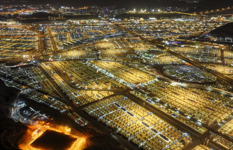 ހައްޖު ދުވަހު ހައްޖާޖީން ޓެންޓުތަކުގައި ތިބެން އެދެފި