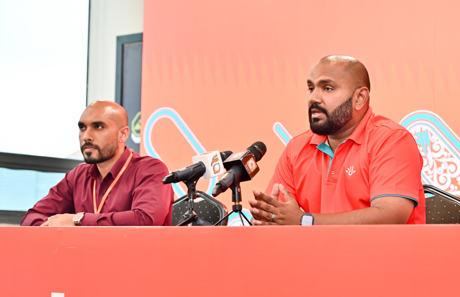 ދިރާގުގެ މެނޭޖަރު، މާކެޓިން ކޮމިއުނިކޭޝަންސް ހަސަން ޝާރިހު އީދު އޮފާތަކާ ގުޅޭ މައުލޫމާތު ދެއްވަނީ. -- ފޮޓޯ: ނިޝާން އަލީ | މިހާރު