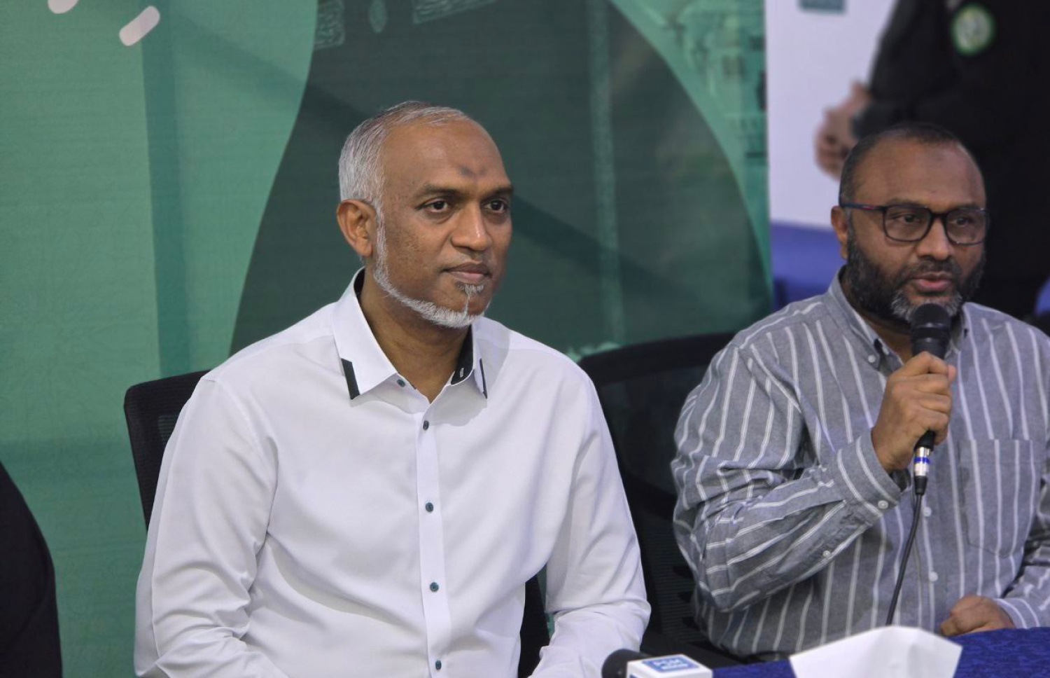 ރައީސް މުއިއްޒު ދިވެހި ހައްޖުވެރިންނާ ބައްދަލުކުރައްވަން ބޭއްވެވި ބައްދަލުވުމުގައި އިސްލާމިކް މިނިސްޓަރު ޝަހީމް މިއަދު ވާހަކަ ދައްކަވަނީ.